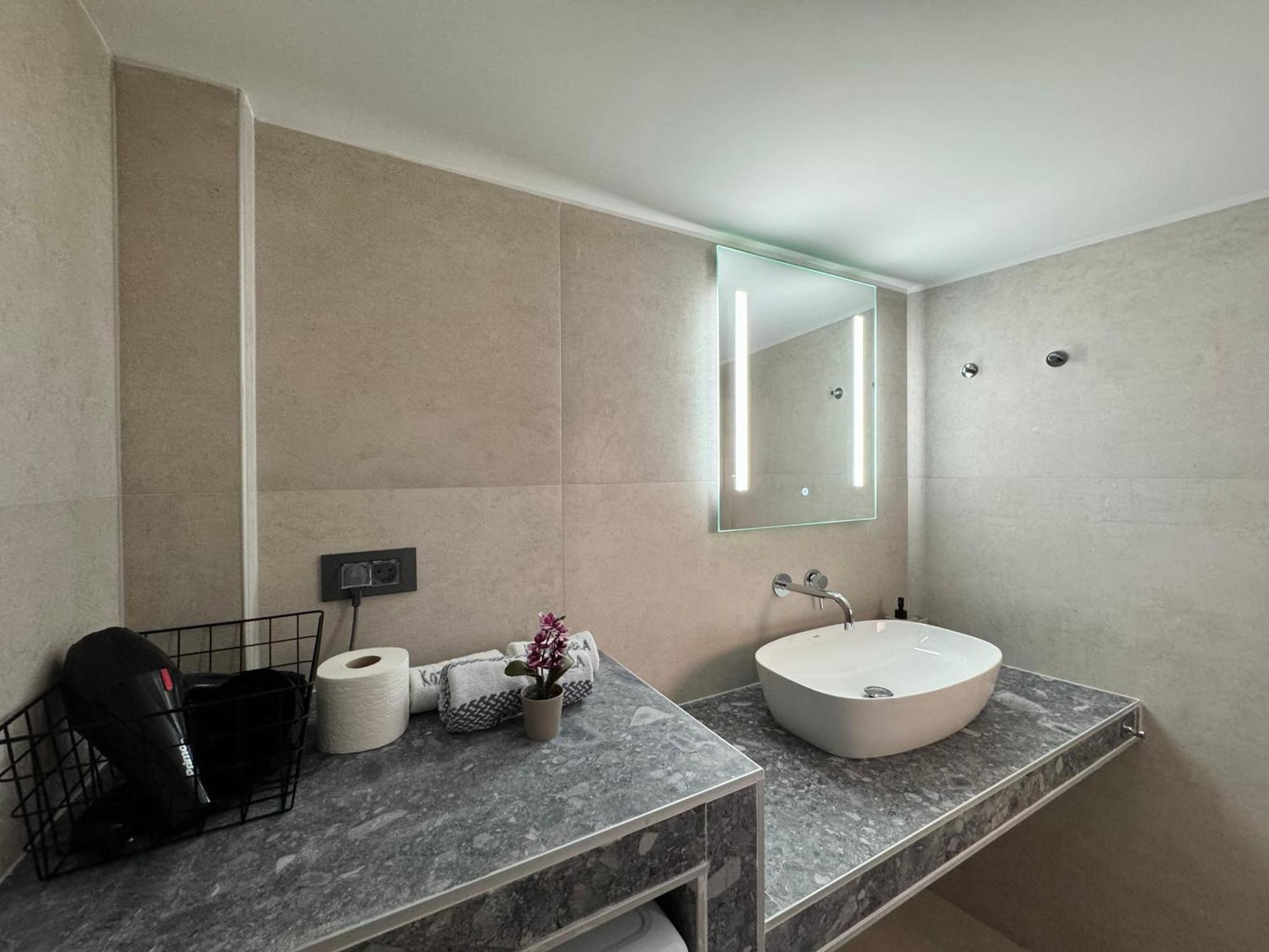 Spacious Apartment Near Monastiraki By Kozy Koala アテネ エクステリア 写真