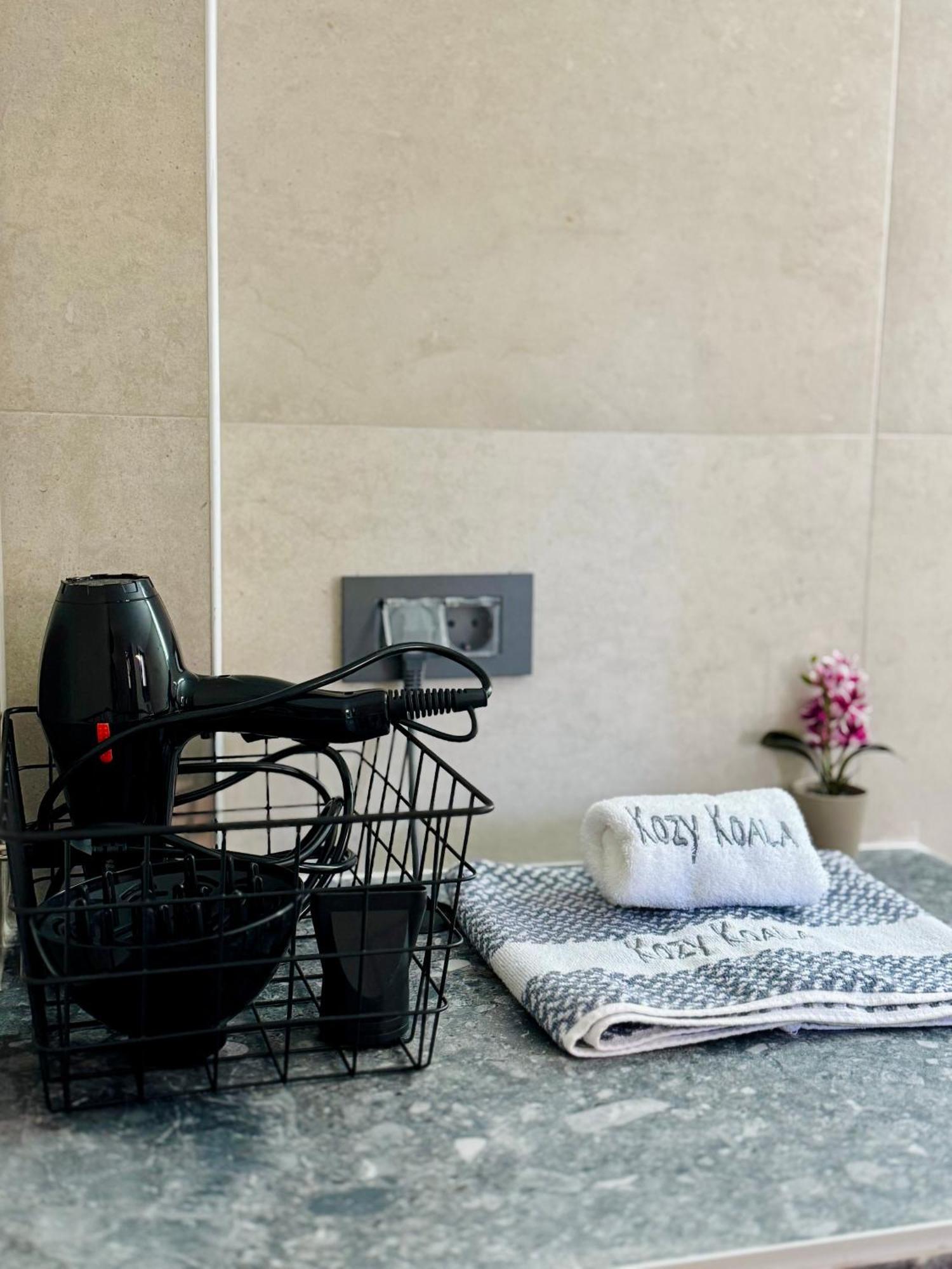 Spacious Apartment Near Monastiraki By Kozy Koala アテネ エクステリア 写真
